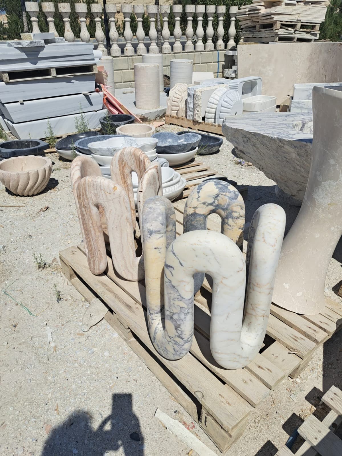 Steinwerkstatt mit Marmorbecken, Waschtischen und Skulpturen im Hof