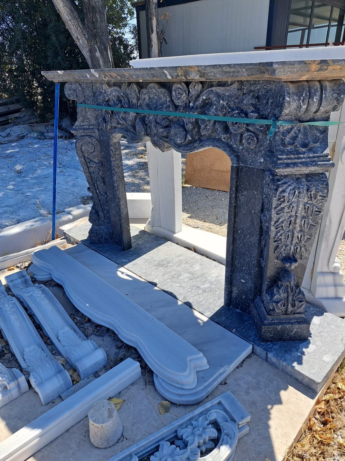 Kamin aus dunklem Marmor